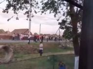Масова &laquo;весільна&raquo; бійка в&nbsp;Росії: людей просто давили автівка (відео 18+)