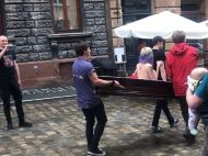 &laquo;Шкода батьків дівчинки-підлітка&raquo;: стало відомо, навіщо по&nbsp;Львову носили голу дівчину в&nbsp;труні