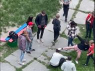 Тягнув дівчинку до&nbsp;підвалу: школярі влаштували розбірки з&nbsp;невідомим чоловіком