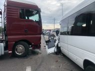 Під Києвом фура протаранила мікроавтобус з&nbsp;людьми, в&nbsp;числі постраждалих&nbsp;&mdash; підліток
