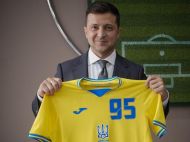 &laquo;Вміє шокувати&raquo;: Зеленський отримав власний екземпляр форми нацзбірної України з&nbsp;футболу