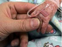 Руки роженицы и младенца
