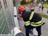 Дуже хотілося пограти: хлопчик намагався потрапити на&nbsp;футбольне поле та&nbsp;застряг в&nbsp;металевій огорожі
