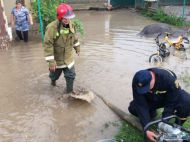 Непогода разгулялась: улицы украинских городов превратились в&nbsp;полноводные реки
