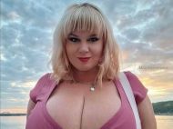 &laquo;Небезпечні колобки&raquo;: Міла Кузнєцова налякала президентський караул своїм бюстом 15-го розміру