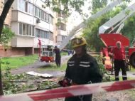 Чудом никто не&nbsp;пострадал: в&nbsp;Киеве с&nbsp;6-го этажа многоэтажки обрушилась &laquo;теплица&raquo;&nbsp;&mdash; пристройка балкона