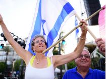 Израильтяне празднуют уход Биньямина Нетаньяху