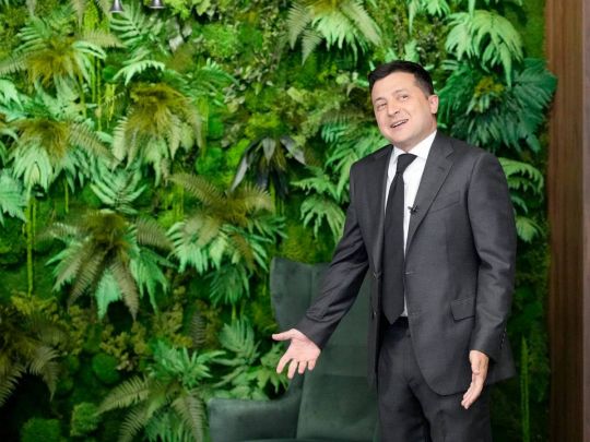 Зеленський в кабінеті на тлі штучних джунглів
