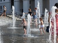 Дети резвятся в фонтане