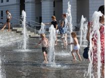 Діти граються у фонтані