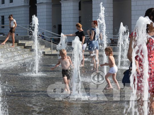 Діти граються у фонтані