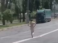 В&nbsp;костюме Адама по&nbsp;Троещине: в&nbsp;Киеве голый мужчина разгуливал по&nbsp;двойной сплошной линии посреди дороги