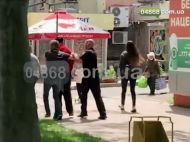 Ножі наголо: озброєний психічно хворий чоловік розгулював Чорноморськом (відео)