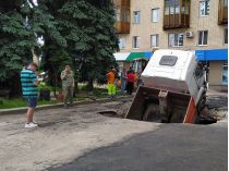 В Житомире грузовик с асфальтом полностью провалился под асфальт 