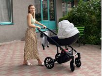 Разом з мамою по двору: дружина Віктора Павлика показала першу прогулянку свого малюка