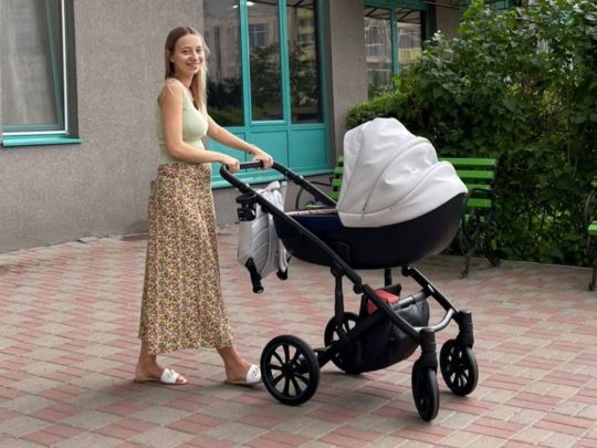 Разом з мамою по двору: дружина Віктора Павлика показала першу прогулянку свого малюка