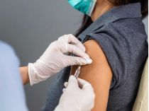 Вакцинація уповільнила хід: щеплення від COVID-19 отримали вдвічі менше людей