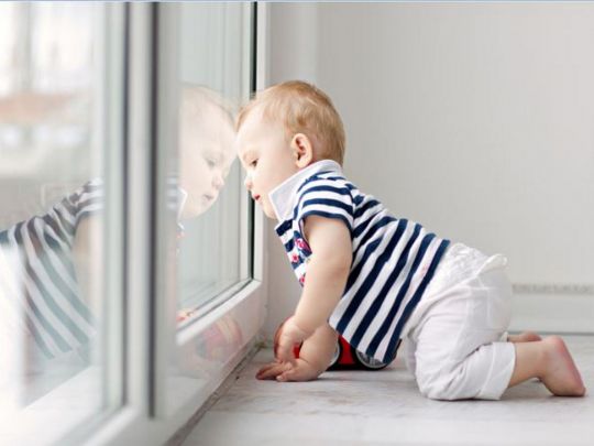 Дитина на вікні