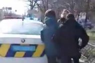 Прокусила руку до&nbsp;крови: посетительница без маски напала на&nbsp;полицейских в&nbsp;херсонском банке