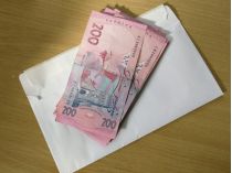 Деньги и конверт