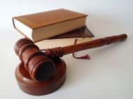 Дівчина застрелила вітчима, який ґвалтував її&nbsp;з&nbsp;12 років і&nbsp;змусив народити йому чотирьох дітей