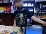 &laquo;Ще&nbsp;б&nbsp;Путіна одягла&raquo;: в&nbsp;Запоріжжі продавщицю помітили в&nbsp;футболці з&nbsp;Гітлером