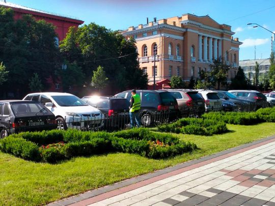 Паркування біля університету в Києві