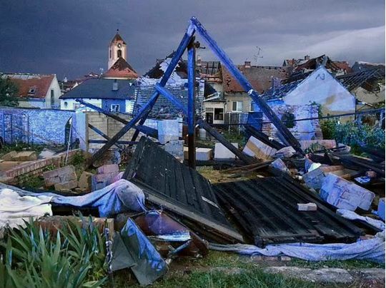Разрушенное здание в Чехии после торнадо