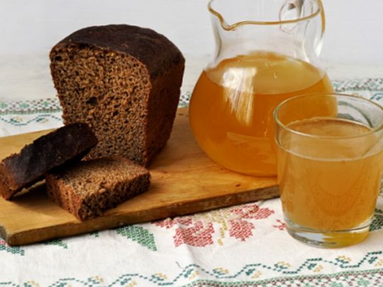 Идеален в адскую жару: рецепт кваса на бородинском хлебе от Евгения Клопотенко