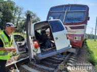 Під Харковом поїзд зніс мікроавтобус на&nbsp;переїзді: є&nbsp;постраждалі