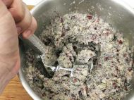 Товчена картопля з&nbsp;маком і&nbsp;шкварками: військовий кухар з&nbsp;Волині розповіла, чим любить балувати бійців ЗСУ