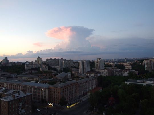 "Ядерный гриб" под Киевом: жителей столицы напугало облако необычной формы