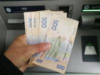 500-гривневые купюры и банкомат