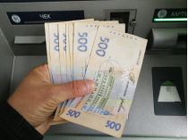 500-гривневі купюри і банкомат