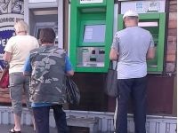 Пенсионеры у банкоматов