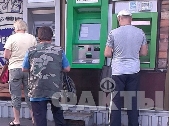Пенсіонери біля банкоматів
