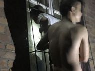 Хотів вилізти, щоб знайти маму: в&nbsp;Кривому Розі вночі хлопчик застряг головою у&nbsp;віконній решітці
