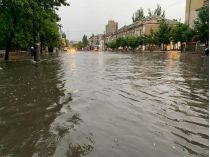 На курортний Бердянськ обрушився шторм: без світла залишилися понад сто баз відпочинку, вулиці міста перетворилися на річки