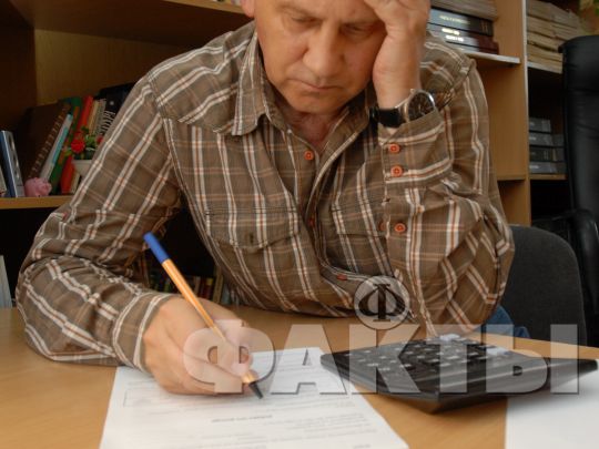 Человек с бумагами, ручкой и калькулятором