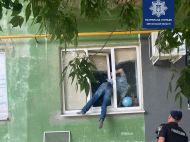 Небезпеки кохання: у&nbsp;Херсоні чоловік намагався потрапити до&nbsp;колишньої коханої і&nbsp;застряг у&nbsp;вікні