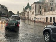 До&nbsp;поїздів не&nbsp;підібратися: потужна злива затопила залізничний вокзал в&nbsp;Чернівцях (відео)