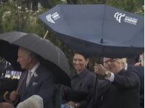 Борис Джонсон і принц Чарльз з парасольками