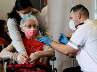 Пожилая израильтянка делает прививку против коронавируса
