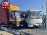 ДТП на&nbsp;Броварському проспекті в&nbsp;Києві: вантажівка в'їхала в&nbsp;маршрутку з&nbsp;пасажирами