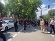 Під ОП&nbsp;&mdash; сутички: поліція застосувала сльозогінний газ