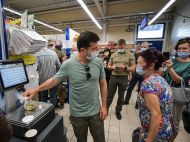Купив три пляшки вина: Зеленського з&nbsp;сином помітили в&nbsp;київському супермаркеті