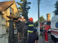 Напоролася на&nbsp;огорожу: стрибки на&nbsp;батуті закінчилися травмою для шестирічної дівчинки