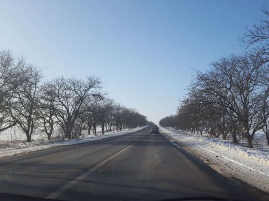 Трассу под Одессой неожиданно засыпало снегом: водители в шоке