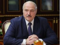 Лукашенко заявил, что легко смог бы "поставить Украину на колени"