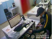 Уголовник с ножом ограбил почту в Киеве, но спрятаться не смог
